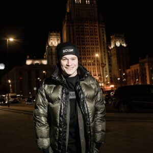 Oleg Gaas Instagram - С мартом уже реально всё понятно,давайте апрель!
Бессонные ночи,зимняя погода весной,времени нет, даже погладить кота. Продуктивность зашкаливает!
Греют только редкое солнце и пухан фирмы @re_plume от: @phoenix_showroom 
А вы чем согреваетесь?🔥
.
.
.
.
.
#re_plume