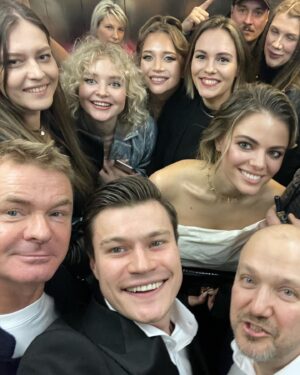 Oleg Gaas Instagram - Не прошло и месяца как я собрался выложить фото с премьеры  фильма «Быть».
Кто уже видел наше детище делитесь впечатлениями,а кто ещё не успел,значит всем быть на «Быть», и лучше всей семьёй!

Спасибо создателям и всей съёмочной группе за неравнодушие и добрый посыл,которым мы попытались наполнить это кино!
@alexander.kovtunets спасибо за доверие и поздравляю Вас с дебютом!

Отдельную благодарность выражаю команде @jit_moscow 
С которыми мы создали этот «чертовски» красивый ,двубортный смокинг с пиковыми лацканами !(видите теперь какие слова знаю).
Всем добра и света!!!
#бытьдобру #фильмбыть  #сезонхурмы🍅