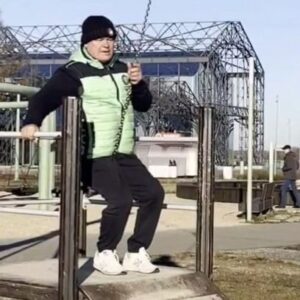 Oleg Taktarov Instagram - Проверил канатдку и дал добро мамам катать своих детей.
Сделал научное открытие - Волга впадает в Оку.
Ока не поменяла ни русло не течение☝️.возможно, что Волга была маленькая река, когда произошло их Слияние.