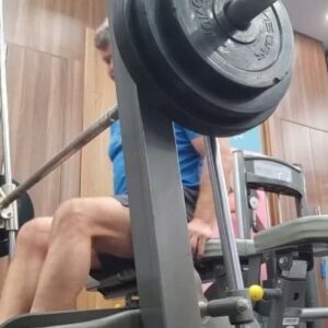 Oleg Taktarov Instagram - У меня в гостинице отличный зал. Но в Минске надо ходить пешком. Перед тем как пойти в двухчасовую прогулку я сделал упражнение, что позволяют (1) спине не болеть тазу (2)не болеть коленям(3) не болеть. Ну и в то же время улучшает общее состояние(4)... И да ....забыл - особенно для женщин(!) без нагрузки на спину прокачивает задницу🔥☝️