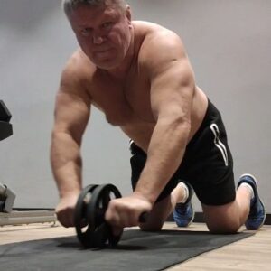 Oleg Taktarov Instagram - Когда позаниматься негде И не с чем.
В ход идёт простейшее 
PS.
О да! Жалко ни у кого там не обломалось ? 
Печалька. Животика нет.🤷🏽‍♂️
А ещё забавляет тот факт, что пресса приняла за чистую монету мой предыдущий пост.
Ну а что сделать? Не IQ у них , ни чувство юмора, не выросло и не появилось.😋
А я тут сижу грущу. Со своей в 10 раз увеличенной потенцией и плоским животиком.