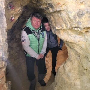 Oleg Taktarov Instagram - Саров . Подземелье. (Почти как Киевско Печерская лавра , только лучше)
Конкурс найди Лютикова на фото
@a_lutikov 
Он попросил, чтобы там его оставили на ночь. И дали только всего 1 сухарик.
Утром я его забрал.... Сухарик