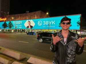Oleg Ternovoy Instagram - Этот год выдался самым нелегким на моей памяти, но этот год стал началом новой жизни!
В первую очередь я говорю спасибо самому себе за то, что в моменты большого отчаяния , я продолжал сопротивляться, развиваться и идти вперед! 
И конечно же я говорю спасибо всем, кто мне помог и был добр ко мне!
Я верю лучшее у нас впереди💪🏻