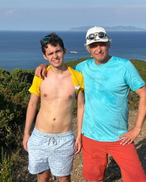 Oleg Tinkov Instagram - Сегодня умер великий предприниматель, Дель Веккио. Он с нуля построил очковую империю, став самым богатым итальянцем  с состоянием $25млрд. Он создал тысячи рабочих мест, поменял жизнь к лучшему миллионов людей, включая мою- такие люди и меняют мир🙏. У нас же, по заветам Путина, богатыми могут быть только дети его друзей, фсбэшники, госчиновники и олигархи, что разворовали наши с вами богатства в 1990-х. Он не верит в предпринимателей, он их считает жуликами, говорит, типо так народ считает … Я пожалуй был ближе всего к цели, стать  самым успешным российским предпринимателем и достойно представлять нашу страну на мировой бизнес арене. Но нет, всего лишь за МНЕНИЕ, вынудили продать бизнес за копейки, и выдавили из страны… жалко…Россию жалко… А цивилизованный мир оттого и живет хорошо, и вы все пользуетесь его технологиями, что он держится на ПРЕДПРИНИМАТЕЛЯХ, а не на «держимордах» и «жополизах»