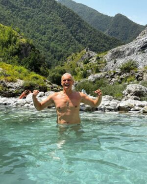 Oleg Tinkov Instagram - Это пост для тех, кто болеет раком, или не дай Бог, лейкемией/миеломой😱 . Сегодня я получил MRD molecular test результат. У меня нет #лейкемия и я в ремиссии🙏
Спасибо Богу, Врачам и нянечкам в Берлине и Лондоне, спасибо #ЕМС и Аветисову Жене и Анне Шубиной. И конечно моей Рине и семье ❤️💋💋
Говорят, что ты выжил, после 5 лет, так я пока не очень горжусь, но 3 года веха🔥.
Всем тем, кто сейчас болеет, проходит химиотерапии или страдает от #РТПХ я скажу, нужно терпеть, и это проходит. #ОМЛ это страшное заболевание, выживает 20-30% , но почему мы не в этих процентах? Нужно Молится🙏🙏🙏 и заставлять себя двигаться и заниматься реабилитацией, спорт и велик-помогут!  Медицина не стоит на месте, и эта болячку научились лечить, я понимаю в Раше кансерофобия, но не слушайте никого-вы будете ЖИТЬ!  Удачи вам и здоровья,а наши  фонды, будут помогать вам @leikozunet @tinkovfund .#leukemia #aml #hsct #трансплантация #рак .  I have got 3 years remission at MRD molecular level, not too proed, but exiting news❤️ Thank you@all for supporting