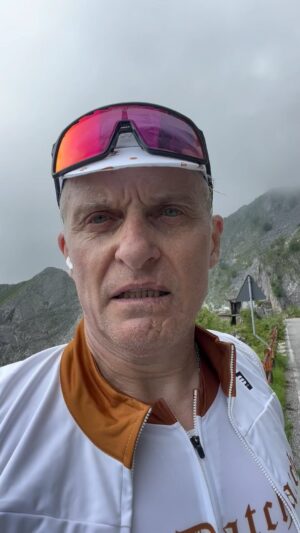 Oleg Tinkov Instagram - Я вижу вам нравятся мои веселые песни. Ну вот вам серьезная, отражающая наше время. Тут не ржать, тут ДУМАТЬ нужно… но, сомневаюсь.. как сказал Виктор: «Стоп, опасная зона, работа мозга!»…