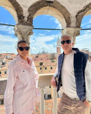 Oleg Tinkov Instagram - Siamo andati a Venezia❤️
Questa volta abbiamo visto Venezia con occhi diversi, gente del posto, @venetoguide Padre Alexey, ad esempio, ci ha mostrato una Venezia diversa. Non sapevo che lì ci fossero anche le reliquie di San Nicola🙏. Abbiamo incontrato per strada tanti vecchi e nuovi amici russi, sono contrari alla guerra e alla dittatura, il 9 maggio è utile ricordare che la guerra è un inferno.
