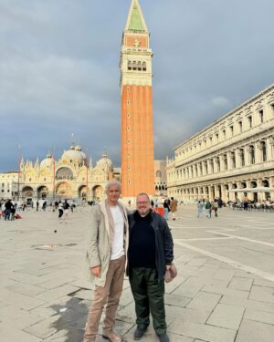 Oleg Tinkov Instagram - Siamo andati a Venezia❤️
Questa volta abbiamo visto Venezia con occhi diversi, gente del posto, @venetoguide Padre Alexey, ad esempio, ci ha mostrato una Venezia diversa. Non sapevo che lì ci fossero anche le reliquie di San Nicola🙏. Abbiamo incontrato per strada tanti vecchi e nuovi amici russi, sono contrari alla guerra e alla dittatura, il 9 maggio è utile ricordare che la guerra è un inferno.
