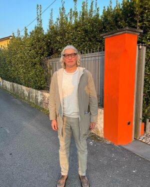 Oleg Tinkov Instagram - Прощай Тинькофф Банк, Прощай Россия.
У меня не осталось ничего в России. И это плохо, для России. Я был один из немногих, кто сумел вопреки, а не благодаря режиму построить 4 разных бизнеса с НУЛЯ! В пике, мое состояние Форбс оценивал $9,4млрд. И я гордился, но не суммой, а тем, что и В коррупционной и архаичной России, можно построить ЧЕСТНЫЙ, свободный и американский тип бизнеса!Я никогда не давал взяток, и не фронтил чиновников, не брал на работу друзей и знакомых, это вам любой наш сотрудник подтвердит, именно поэтому мы стали 2-м в стране банком, и были бы и первым… так как креативу и модерну, эти «дети и дружки силовиков» ничего противопоставить не могли, собственно посмотрите на их….лица🤮.
Жаль, что моя страна окончательно скатилась в архаику, патернализм и холуйство. Нет России, была да вся вышла.
А угрозы мне лично, человеку, который борется с тяжелейшим раком крови-лейкемией, желание наказать всего лишь за МНЕНИЕ, моё честное мнение, говорит об окончательном расчеловечивании режима, Храни вас Бог, обитатели Кремля и Лубянки🙏
Я благодарен Потанину, который быстро меня выкупил, хотя и за «корейки» из этого надвигающегося ада. И перефразируя ФМД, я скажу так: «Ни один миллиард/миллион не стоит слезы ребенка»! Я потерял всё, но я не потерял Душу❤️. Я не могу спокойно зарабатывать в стране, которая ведет войну с соседом, убивая мирных граждан и детей, мне не нужны никакие основания!
Это ЗЛО, а я на стороне ДОБРА! Я не знаю, сколько мне осталось жить, но я точно не хочу умирать с этими миллиардами, но «подонком, трусом и чмом», как 90% всех олигархов России. Трусы, у вас одна жизнь и её нужно прожить как человек.
Я забираю из страны брэнды TINKOFF and LA DATCHA. Они принадлежат моей семье, я я не хочу их «морать» кровью русских солдат и жителей Украины! Украина победит, потому что добро всегда побеждает зло, нас так учили в школе! Всем Добра🙏 и Здоровья ❤️
Сюда я больше не ездок  Пойду искать, где оскорблённому есть чувству уголок  Карету, мне карету ….

пс: про путина-царя был великий сарказм и издевательство над ним, смотрите в контексте.Привет Майку Найки