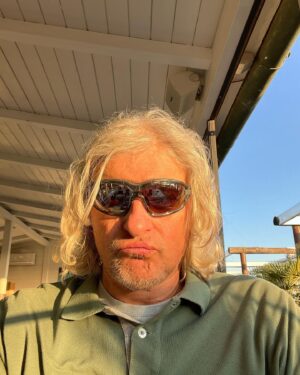 Oleg Tinkov Instagram - Я не вижу ни ОДНОГО бенефициара этой безумной войны! Гибнут невинные люди и солдаты🥲.
Генералы проснувшись с похмелья, поняли, что у них гавно-армия. А откуда армия будет хорошая, если все остальное в стране  гавно и погрязло в ниппотизме, холуйсте и чинопочитании?  Кремлевские чиновники в шоке, что не только они, но и их дети теперь летом не поедут на Средиземное море. Бизнесмены пытаются спасать остатки имущества.. конечно есть дебилы, рисующие Z , но дебилов в любой стране 10%. 90% россиян ПРОТИВ этой войны! Dear “collective West” please give Mr.Putin a clear exit to save his face and stop this massacre. Please be more rational and humanitarian ❤️