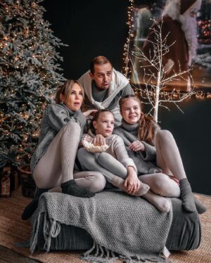 Oleg Vereshchagin Instagram - От семьи Верещагиных поздравляем всех вас с НОВЫМ 2023 ГОДОМ!!!🎄🎅🏼🎁🥳🥳🥳
Желаем, чтобы он был… ЧТОБЫ ОН БЫЛ!!! И мы были! И все было хорошо!!!🌟🌟🌟🌟🌟