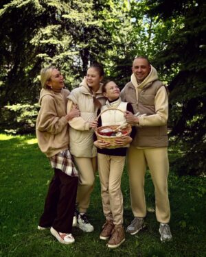 Oleg Vereshchagin Instagram - С Праздником Светлой Пасхи от нас, Верещагиных!!!🌟🌟🌟
Здоровья, любви и достатка в ваши дома!!!🙏🏼
Иисус Воскрес! 💫

#пасха #Пасха2024 #спраздником