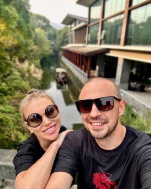 Oleg Vereshchagin Instagram - Выходной!🥳🥳🥳 
#ВерещагинывКитае 
Решили прогуляться по району. Посмотреть по сторонам, надеть, наконец, что-то не розовое и … никуда не бежать!!!👌🏻🤣