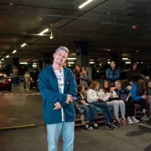 Oleksandr Pedan Instagram - Пост про ментальне здоровʼя.
Однією з важливих тем НеЛекцій, з якою їздимо до наших дітей разом із громадською організацією UMIND @umind_ngo та @unicef_ukraine, є розмова про ментальне здоров’я. Відверто скажу, був здивований, що діти більш жваво і адекватно говорять на цю тему, аніж батьки.

У мене був випадок, коли на одній з НеЛекцій мама дитини сказала, що не вірить у важливість ментального здоров’я і вважає депресію в дітей вигадкою. Я запитав, чи переживала вона коли-небудь стрес. Відповідь була неочікуваною: «Ні я, ні моя дитина ніколи не відчували стрес» 🙁

Батьки, дуже прошу не говорити про такі речі за вашу дитину. Звісно, не слід самостійно ставити діагноз «депресія», адже це може зробити тільки спеціаліст. Якщо у вас або вашої дитини є ознаки тривожності, які тривають понад два тижні, то слід звернутися до професіонала — психолога чи психотерапевта.

Лишаю основні ознаки депресії, за якими зможете помітити проблему:
 • зміна ваги;
 • порушення сну;
 • незвичний і постійний смуток або дратівливість;
 • раптова втрата інтересу до занять, які завжди подобалися;
 • млявість;
 • зниження самооцінки;
 • відчуття безнадійності;
 • думки про самогубство або спроби його вчинити. 

Залишаю список безкоштовних гарячих ліній для отримання психологічної допомоги👌🏼
 • Платформа ЮНІСЕФ “Поруч”
 • Онлайн-платформа “Розкажи мені“. Анкета для заявки за посиланням: tellme.com.ua

Закликаю говорити з дітьми на ці теми та не применшувати їхнє значення.