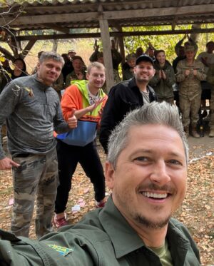 Oleksandr Pedan Instagram - Знову з'їздили на фронт. Важливо, що відчув і побачив. Ділюсь думками 💭

Військові не скажуть, але вони дуже втомились. Ми бачили хлопців і дівчат, які не були вдома вже близько півтора року. Півтора року без найдорожчого - обіймів і поцілунків від близьких людей. 

Цього разу поїхали невеликим складом - Юра Мончак @yuramagician, Ілія Корман @iliya_korman, Бампер і Сус @bamperisus зі своєю гумористичною програмою. Мета незмінна - по максимуму перезавантажити військових 🙏🏼

4 дні. 9 виступів. Від галявини в лісі, на якій зібралось понад 300 бійців 95-ої бригади, до 15-ти хлопців з 8-го полку в підвалі поблизу Бахмуту. Завершили це дійство на Купʼянському напрямку. Один із виступів був за 10 кілометрів від селища Гроза за день до того, як сталася трагедія😢

На початку виступу перед тобою втомлені та сповнені сумом очі військових. А після невеличкого концерту бачиш лише усмішки. В такі моменти розумієш, що мета досягнута, адже кажуть, що тепер “нам є про що говорити одне з одним”. Незвично, але фокуси, ілюзії, а також Бампер і Сус, що фактично говорять голосом комбата, дуже сильно зайшли нашим хлопцям і дівчатам. 

До чого я веду? До того, що всі артисти зараз мають зібратися докупи й почати їздити до наших воїнів. Не обов'язково на передову. Є багато підрозділів, які зараз знаходяться на відновленні в тилу й так само потребують уваги. 

Окремо звертаюся до цивільних. Ми в жодному випадку не маємо права втомлюватися. Тому що вони там щодня продовжують “не втомлюватися”. Їм потрібна наша допомога, увага й підтримка. Ось вам приклад. На одном з фото - барбер Артур з Хмельницького (фото 3) @barber.khm, який щомісяця приїжджає до 36-го батальйону та стриже голови й бороди хлопцям, повертаючи їм відчуття звичного. 

Варіантів безліч. Не втомлюємося, продовжуємо працювати. Війна, на жаль, триває. І вона в дуже активній фазі. 

Дякую команді й військовим, які тепло прийняли. Слава Україні 🇺🇦