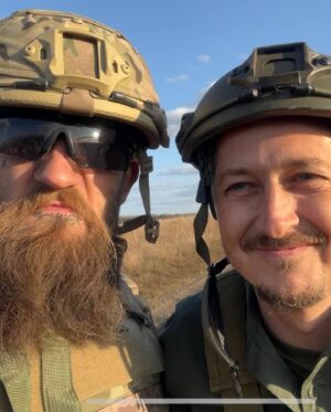 Oleksandr Pedan Instagram - Знову з'їздили на фронт. Важливо, що відчув і побачив. Ділюсь думками 💭

Військові не скажуть, але вони дуже втомились. Ми бачили хлопців і дівчат, які не були вдома вже близько півтора року. Півтора року без найдорожчого - обіймів і поцілунків від близьких людей. 

Цього разу поїхали невеликим складом - Юра Мончак @yuramagician, Ілія Корман @iliya_korman, Бампер і Сус @bamperisus зі своєю гумористичною програмою. Мета незмінна - по максимуму перезавантажити військових 🙏🏼

4 дні. 9 виступів. Від галявини в лісі, на якій зібралось понад 300 бійців 95-ої бригади, до 15-ти хлопців з 8-го полку в підвалі поблизу Бахмуту. Завершили це дійство на Купʼянському напрямку. Один із виступів був за 10 кілометрів від селища Гроза за день до того, як сталася трагедія😢

На початку виступу перед тобою втомлені та сповнені сумом очі військових. А після невеличкого концерту бачиш лише усмішки. В такі моменти розумієш, що мета досягнута, адже кажуть, що тепер “нам є про що говорити одне з одним”. Незвично, але фокуси, ілюзії, а також Бампер і Сус, що фактично говорять голосом комбата, дуже сильно зайшли нашим хлопцям і дівчатам. 

До чого я веду? До того, що всі артисти зараз мають зібратися докупи й почати їздити до наших воїнів. Не обов'язково на передову. Є багато підрозділів, які зараз знаходяться на відновленні в тилу й так само потребують уваги. 

Окремо звертаюся до цивільних. Ми в жодному випадку не маємо права втомлюватися. Тому що вони там щодня продовжують “не втомлюватися”. Їм потрібна наша допомога, увага й підтримка. Ось вам приклад. На одном з фото - барбер Артур з Хмельницького (фото 3) @barber.khm, який щомісяця приїжджає до 36-го батальйону та стриже голови й бороди хлопцям, повертаючи їм відчуття звичного. 

Варіантів безліч. Не втомлюємося, продовжуємо працювати. Війна, на жаль, триває. І вона в дуже активній фазі. 

Дякую команді й військовим, які тепло прийняли. Слава Україні 🇺🇦
