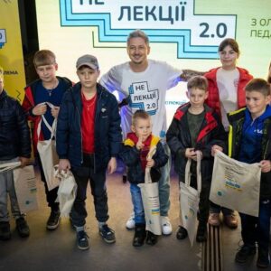 Oleksandr Pedan Instagram - Пост про ментальне здоровʼя.
Однією з важливих тем НеЛекцій, з якою їздимо до наших дітей разом із громадською організацією UMIND @umind_ngo та @unicef_ukraine, є розмова про ментальне здоров’я. Відверто скажу, був здивований, що діти більш жваво і адекватно говорять на цю тему, аніж батьки.

У мене був випадок, коли на одній з НеЛекцій мама дитини сказала, що не вірить у важливість ментального здоров’я і вважає депресію в дітей вигадкою. Я запитав, чи переживала вона коли-небудь стрес. Відповідь була неочікуваною: «Ні я, ні моя дитина ніколи не відчували стрес» 🙁

Батьки, дуже прошу не говорити про такі речі за вашу дитину. Звісно, не слід самостійно ставити діагноз «депресія», адже це може зробити тільки спеціаліст. Якщо у вас або вашої дитини є ознаки тривожності, які тривають понад два тижні, то слід звернутися до професіонала — психолога чи психотерапевта.

Лишаю основні ознаки депресії, за якими зможете помітити проблему:
 • зміна ваги;
 • порушення сну;
 • незвичний і постійний смуток або дратівливість;
 • раптова втрата інтересу до занять, які завжди подобалися;
 • млявість;
 • зниження самооцінки;
 • відчуття безнадійності;
 • думки про самогубство або спроби його вчинити. 

Залишаю список безкоштовних гарячих ліній для отримання психологічної допомоги👌🏼
 • Платформа ЮНІСЕФ “Поруч”
 • Онлайн-платформа “Розкажи мені“. Анкета для заявки за посиланням: tellme.com.ua

Закликаю говорити з дітьми на ці теми та не применшувати їхнє значення.
