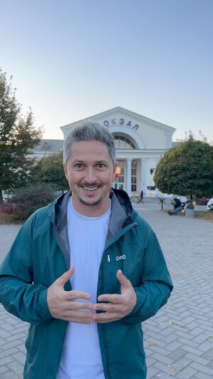 Oleksandr Pedan Instagram - 4-го листопада Україна відзначає День залізничників 🚂

Хочу подякувати всім «залізним» людям за те, що вони, попри всі перешкоди та небезпеки, продовжують виконувати свою роботу – евакуйовувати людей з найнебезпечніших регіонів! І 

Ніколи не забуду перший рейс до деокупованого Херсону, який відправився майже рік тому.

Незважаючи ні на що, Укрзалізниця @ukrainianrailways є одним з найбільш потужних українських проривів, що може навіть слугувати прикладом для Європи! Невідʼємною частиною цього є людський фактор. Тому всім начальникам поїздів, провідникам, провідницям, усім, хто обслуговує, привозить, координує - величезна подяка й уклін 🙏🏼

Нагадаю, що тепер Укрзалізниця має дуже зручний додаток. Там навіть є своя система бонусів - «обіймашки», які в подальшому можна обміняти на знижки. 

А якщо будете на київському вокзалі, то обов’язково завітайте в IronLand - спільний проєкт Укрзалізниці, UNICEF, ГО «JuniorS» та МАН Україна 🤗

Закликаю всіх-всіх обов’язково сьогодні приєднатись до привітань🙌