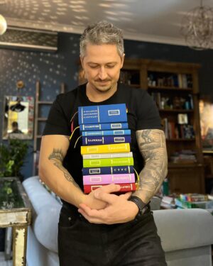 Oleksandr Pedan Instagram - Відверто про українську поезію 🇺🇦
 
Хочу похвалитися: нещодавно команда подарувала мені неймовірну колекцію українських поетів. 

Одразу скажу, що ніколи не був на «ти» з нашою поезією. Бо мені так само, як і багатьом, радянською пропагандою спаплюжили ставлення до українського. Завжди здавалося, що українська поезія сумна й тільки про те, що болить. 

Спойлер: я глибоко помилявся. Прочитав лише частину книг, але з перших рядків припав до душі Василь Симоненко. Неймовірний український поет, який за своїх неповних 29 років написав безліч красивих, глибоких, патріотичних віршів 😍 І стільки патріотизму, скільки було в ньому в ті важкі часи репресій, — це дещо неймовірне. Саме такі люди й зберегли нашу Україну, традиції, душу, ДНК 🇺🇦 

Якщо ви хочете познайомитися з українськими поетами, раджу почати з мого улюбленого українського поета — Василя Симоненка.

Гортайте карусель і зберігайте мій топ його віршів 👉🏼