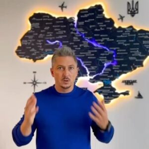 Oleksandr Pedan Instagram - Українці, давайте допомагати українцям 🙌🏼
Ми всі й так знаємо, що кожного дня через обстріли українці позбуваються власних домівок, робіт та всього, що колись створювало нашу буденність. 
Щодня багатьом українцям доведеться відчувати потребу навіть у їжі. До сліз розчулили слова: «Ми з мамою переїхали з Бахмуту, з зарплатнею наразі проблема. Їжа дуже потрібна зараз тому прошу вашої допомоги». 
І таких історій, на жаль, безліч 🏚
Що ми можемо зробити? Даю чіткі кроки, як кожен може суттєво підтримати хоча б одну родину й забезпечити найнеобхіднішим: 
1️⃣ Пройдіть швидку реєстрацію на платформі єДопомога в категорії «Отримання та надання волонтерської допомоги» або одразу зайдіть на social.edopomoga.gov.ua
2️⃣ Перейдіть до пункту «Допомогти швидко онлайн», виберіть категорію «Продукти» та додайте позначку біля мереж «Сільпо», Le Silpo, «Фора», «THRASH!ТРАШ!» та FOZZY C&С.
3️⃣ Виберіть заявку, яку бажаєте виконати, і зручну для вас суму номіналу допомоги (передплати за товар): 200 грн, 500 грн чи 1000 грн. До речі, за оплату карткою @mastercardukraine сума вашої допомоги збільшиться на 50 грн, 75 грн або 100 грн відповідно! 
4️⃣ Після оплати отримувачу, що потребує допомоги, надійде електронний код (електронний код «Передплата»), який можна буде використати в одній із торгових мереж: «Сільпо», Le Silpo, «Фора», «THRASH!ТРАШ!» і FOZZY. 
Як бачите, все це зайняло кілька хвилин ⏳
Кожен раз, коли проводимо час з рідними, згадуємо скільки людей зараз в біді. 
Дякую за вашу увагу та розраховую на небайдужість 🙏🏼