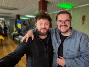 Oleksandr Ponomarov Instagram - Коли тобі не 20 , а трошки більше , та й нагадує про твій вік така  невелика валіза життєвого досвіду 😂 дуже важко підпускати до себе нових людей , але , саме так в моєму житті зʼявилася людина яка стала Другом з великою літери ( може і кумом вже буде 🤓 ) ! Людина на яку можно покластися , людина яка зажди й в усьому шукає позитив , людина яка має величезний талант ! А головне - людина яка завжди залишається людиною ! Мішка , З Днем Народження ! 🥳 Зовсім скоро ми порадуємо Вас новою піснею … А поки вітайте @dzidzio у коментарях ❤️