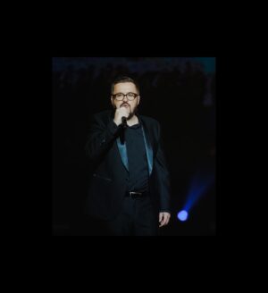 Oleksandr Ponomarov Instagram - Нова пісня для наших захисників та захисниць в роботі ! Це буде тріо (три співаки співатимуть) ! По двох кандидатах - питань немає, а ось по третій кандидатурі потрібна Ваша порада ! Кого б Ви хотіли побачити в цьому тріо ? ❤️ Дякую за підтримку!