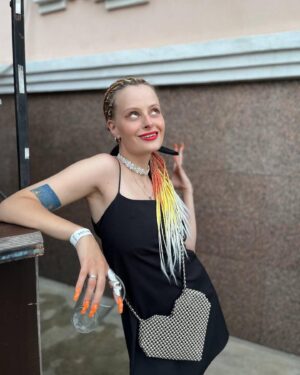 Oleksandra Hontar Instagram - це я як сексі-жіночка вділася на концерт до свого чоловіка, а @k.naaastasia мене сфоткала у черзі за аперолем