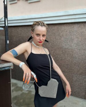 Oleksandra Hontar Instagram - це я як сексі-жіночка вділася на концерт до свого чоловіка, а @k.naaastasia мене сфоткала у черзі за аперолем
