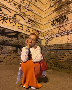 Oleksandra Hontar Instagram - вітайте мене у секті «ющенкотак» — маю помаранчеву сукню