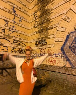 Oleksandra Hontar Instagram - вітайте мене у секті «ющенкотак» — маю помаранчеву сукню