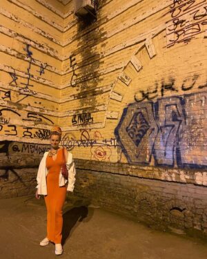 Oleksandra Hontar Instagram - вітайте мене у секті «ющенкотак» — маю помаранчеву сукню