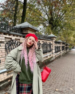 Oleksandra Hontar Instagram - восени хочеться відчувати себе студенткою якогось престижного коледжу, які ми зазвичай спостерігаємо у західних фільмах чи серіалах. щоб мати якусь утилітарну форму, шкіряний рюкзак, думати про філософські течії, уявляти свої аргументи у дискусіях на заняттях, з кимось дружити, проти когось дружити і загалом займатися тим, що згодом (з дорослішанням) буде вже не таким привабливим

з цими думками я два дні поспіль ходила у цьому луку, хоча він і далекий від моєї омріяної утилітарності 

але думаю, що поєднання червоного і зеленого якраз і натякає на ці класичні уніформи, як і клітинка на спідниці 

не відкидаю й того, що на студентські флешбеки мене наштовхнула книга «таємна історія» донни тартт, яку читаю для книжкового клубу @theukrainians 

ви ще теж можете встигнути до жовтневого клубу приготуватися — він має бути у понеділок. для участі у ньому треба долучитися до спільноти the ukrainians

у «таємній історії» йдеться про студентів, які вивчають греку у коледжі, і потрапляють майже у вир античної трагедії. це книга про дорослішання, незворотність, юнацький максималізм, що відбуваються на фоні містичних і трагічних подій 

трохи відвикла читати довгу художню літературу, але цей процес теж флешбечить у студентське минуле, де для цього всього було купа часу (і відсутність нетфліксу)))

у будь-якому разі, рада нагоді зануритися у читання заради читання, а не заради прикладних цілей типу збагнути цей світ або дізнатися щось нове 

тому от вам теж ключ до відчуття себе студентом (окрім пародії на уніформу, яка дарує бажання вештатись осінніми вулицями і ходити до водойм): візьміть якусь художню книгу і пройміться довірою до неї

а я пішла далі ностальгували за юністю і вигадувати шмотки типу я завтра йду на пари