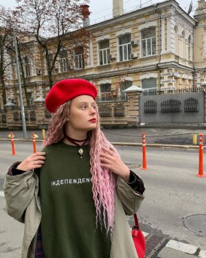 Oleksandra Hontar Instagram - восени хочеться відчувати себе студенткою якогось престижного коледжу, які ми зазвичай спостерігаємо у західних фільмах чи серіалах. щоб мати якусь утилітарну форму, шкіряний рюкзак, думати про філософські течії, уявляти свої аргументи у дискусіях на заняттях, з кимось дружити, проти когось дружити і загалом займатися тим, що згодом (з дорослішанням) буде вже не таким привабливим

з цими думками я два дні поспіль ходила у цьому луку, хоча він і далекий від моєї омріяної утилітарності 

але думаю, що поєднання червоного і зеленого якраз і натякає на ці класичні уніформи, як і клітинка на спідниці 

не відкидаю й того, що на студентські флешбеки мене наштовхнула книга «таємна історія» донни тартт, яку читаю для книжкового клубу @theukrainians 

ви ще теж можете встигнути до жовтневого клубу приготуватися — він має бути у понеділок. для участі у ньому треба долучитися до спільноти the ukrainians

у «таємній історії» йдеться про студентів, які вивчають греку у коледжі, і потрапляють майже у вир античної трагедії. це книга про дорослішання, незворотність, юнацький максималізм, що відбуваються на фоні містичних і трагічних подій 

трохи відвикла читати довгу художню літературу, але цей процес теж флешбечить у студентське минуле, де для цього всього було купа часу (і відсутність нетфліксу)))

у будь-якому разі, рада нагоді зануритися у читання заради читання, а не заради прикладних цілей типу збагнути цей світ або дізнатися щось нове 

тому от вам теж ключ до відчуття себе студентом (окрім пародії на уніформу, яка дарує бажання вештатись осінніми вулицями і ходити до водойм): візьміть якусь художню книгу і пройміться довірою до неї

а я пішла далі ностальгували за юністю і вигадувати шмотки типу я завтра йду на пари