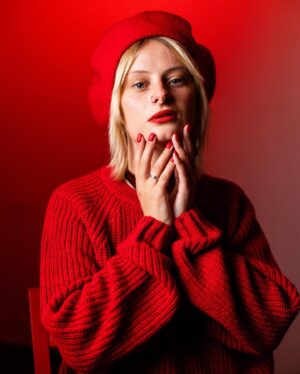 Oleksandra Hontar Instagram - учора нарешті розклала речі з букфоруму, можна і фото від @telikova_photo запостить
