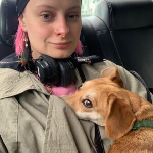 Oleksandra Hontar Instagram - сьогодні рік як з нами живе ця чарівна гамнянка @marla_shmarla 

вона швидко перетворилась з сором‘язливої песині на хазяйку жизні, яка топчеться по голові, випихає з ліжка, бо їй мало місця, свариться, коли ми не берем її з собою у магазін чи на якусь здибанку з друзями 

вона така тусовочна, що одного разу сама зайшла у кав’ярню, куди я не планувала йти, і мабуть замовила собі кави, бо в мене спитали, чи два лате 

ну а як вона подарувала собі торт на день святого валентина, який знайшла у службовому приміщенні іншої кав‘ярні та зжерла, годі й розповідати

марла бере від цього життя усе і було би непогано у неї повчитися 

звісно, її життя не тільки кавою і тортом наповнене, але і какашками — сьогодні на честь нашої річниці вона з‘їла трохи гімна у парку і радісно прийшла лизатися 

рік назад здавалось, що треба почекати цілу вічність, перш ніж ми звикнемо одне до одного, але марла якось швидко справилась. ну і потім ми теж

зараз складно уявити життя без цієї собакині, бо хто ж тоді буде посміхатися нам кооожного ранку і радіти, що можемо нарешті тусить 

беріть собак з притулку, якщо хочете завести собі шерстяного друга, бо це збс. марла тільки підтвердить