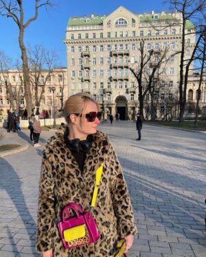 Oleksandra Hontar Instagram - за останні два роки зморшка на чолі — ота, що між бровами, стала їбать яка глибока, що я аж замислилась, з яким складним обличчям постійно ходжу

та і загалом ці риси обличчя загострились, що не впізнаю ту круглощоку дівчину, яку мені радить споглядати айфон трохи більше двох років тому 

кілька місяців тому прийшла у офіс і на якомусь перекурі сказала, що постаріла. і це було якраз результатом споглядання себе у рекомендаціях айфону трохи більше двох років тому 

я не зовсім парюсь щодо того, як війна впливає на моє лице 

але це відбувається, і час від часу я це помічаю як комедію спостереження 

мені так стало поїбать на своє лице, що я перестала фарбуватися декоративною косметикою майже завжди, окрім особливих виходів з дому 

ну тіпа тих, коли я маю наснагу це робити — декорувати себе

за нормального становища я би пішла до косметолога, щоб спф крем підібрати, доглядову косметику, процедури для тонусу обличчя тощо 

але як же поїбать на обличчя, коли час від часу просто згадуєш, щоб розслабити його від гримаси. щоб перестати напружувати навіть уві сні, коли прокидаєшся від тупорилого сну жахів

це просто дивний аспект життя мого обличчя зараз, я не бідкаюсь, не жаліюсь, просто спостерігаю за ним. і от — одягаю широкі окуляри, які просто за одну хвилину наміряла у тц і мама мені їх купила. а тепер я можу вдягати їх, коли думаю, що дуже постаріла (аххаах, нє). просто дивні речі час від часу спадають на думку