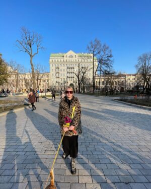 Oleksandra Hontar Instagram - за останні два роки зморшка на чолі — ота, що між бровами, стала їбать яка глибока, що я аж замислилась, з яким складним обличчям постійно ходжу

та і загалом ці риси обличчя загострились, що не впізнаю ту круглощоку дівчину, яку мені радить споглядати айфон трохи більше двох років тому 

кілька місяців тому прийшла у офіс і на якомусь перекурі сказала, що постаріла. і це було якраз результатом споглядання себе у рекомендаціях айфону трохи більше двох років тому 

я не зовсім парюсь щодо того, як війна впливає на моє лице 

але це відбувається, і час від часу я це помічаю як комедію спостереження 

мені так стало поїбать на своє лице, що я перестала фарбуватися декоративною косметикою майже завжди, окрім особливих виходів з дому 

ну тіпа тих, коли я маю наснагу це робити — декорувати себе

за нормального становища я би пішла до косметолога, щоб спф крем підібрати, доглядову косметику, процедури для тонусу обличчя тощо 

але як же поїбать на обличчя, коли час від часу просто згадуєш, щоб розслабити його від гримаси. щоб перестати напружувати навіть уві сні, коли прокидаєшся від тупорилого сну жахів

це просто дивний аспект життя мого обличчя зараз, я не бідкаюсь, не жаліюсь, просто спостерігаю за ним. і от — одягаю широкі окуляри, які просто за одну хвилину наміряла у тц і мама мені їх купила. а тепер я можу вдягати їх, коли думаю, що дуже постаріла (аххаах, нє). просто дивні речі час від часу спадають на думку