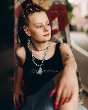 Oleksandra Hontar Instagram - сьогодні йшла вулицею і посміхалась, думала це через те, що сонце сліпить, я мружусь, але потім зрозуміла, що мені справді хочеться посміхатись 

це відбулося, коли йшла пішохідним переходом і зустрічна дівчина посміхалась у відповідь 

я зловила себе на посмішці як на чомусь неприродньому, що довелося замислитися про її природу 

я так звикла до того, що від посмішки в мене дуже мало тієї емоції посмішки, а більше гарольда, що стримує біль. ну того діда з мемів 

а учора я йшла ввечері містом і подумала, що відчуваю себе досить весело. ну якось справді весело, а не так, шо хочеться істерично посміятись зі скляними очима, бо так моя психіка вигрібає з ями 

я і забула, що ці зовнішні прояви можуть збігатися з внутрішніми, що те, як я виглядаю дорівнює тому, як я себе відчуваю зараз. дивовижна магія, якою я, здавалося, вже не вмію користуватися 

може і завтра знову розівчуся, натягну складний вираз писка, буду уявляти як розбиваюсь на машині під пісні смітс, хоча ще навіть не отримала права і хз чи взагалі зможу скласти цей іспит. ну і ніби вчилася водити для не для того, щоб роз‘їбатись 

ну або уявляю, як мене збиває машина — для цього права не потрібні. хоча і псувати комусь день не хочеться, може хтось так само як і я зараз перевинайшов посмішку і хоче цим подітися зі світом. а тут треба якусь чувіху відшкрібать від лобовухи

тому хочеться вловити цей стан, навчитися його дублювати, а як це робити зараз — взагалі не їбу. тому просто фіксую, щоб не забувати, що існують і гарні дні 

фото з фотосесії, яку я геть несподівано виграла, закинувши 300 грн на збір. просто фіксую, щоб не забути, що такі милі підгони від рандомайзера і долі ще існують 

📸 @alyona_lobanova