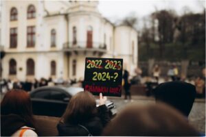 Oleksii Zavgorodnii Instagram - Сьогодні відбувся черговий мітинг на підтримку захисників Маріуполя, що знаходяться в неволі, й інших полонених.

Нам дуже шкода, що зараз українці мають такий сумний та болісний привід зібратися разом. Проте водночас ми пишаємося нашою єдністю та небайдужістю, коли постає питання про повернення військовополонених та підтримку їхніх сімей.

Для нас важливо, щоб наші герої та їхні родини знали: ми памʼятаємо про них, ми вдячні їм і чекаємо вдома кожного.

Закликаємо всіх приєднуватися до майбутніх мітингів, щоб висловити свою підтримку. Боріться за наших військових так само, як вони боряться за нас.

Шукайте деталі про розклад акцій на сторінці @azovstalfamilies 

Дякуємо за фото @elkeewe.