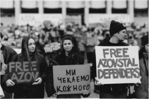 Oleksii Zavgorodnii Instagram - Сьогодні відбувся черговий мітинг на підтримку захисників Маріуполя, що знаходяться в неволі, й інших полонених.

Нам дуже шкода, що зараз українці мають такий сумний та болісний привід зібратися разом. Проте водночас ми пишаємося нашою єдністю та небайдужістю, коли постає питання про повернення військовополонених та підтримку їхніх сімей.

Для нас важливо, щоб наші герої та їхні родини знали: ми памʼятаємо про них, ми вдячні їм і чекаємо вдома кожного.

Закликаємо всіх приєднуватися до майбутніх мітингів, щоб висловити свою підтримку. Боріться за наших військових так само, як вони боряться за нас.

Шукайте деталі про розклад акцій на сторінці @azovstalfamilies 

Дякуємо за фото @elkeewe.