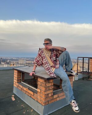 Oleksii Zavgorodnii Instagram - Останні новини:
– відзняв кліп на нову пісню;
– пофарбував волосся;
– сьогодні виступаю в Хмельницькому в @crann_pub.

А ви шо?
