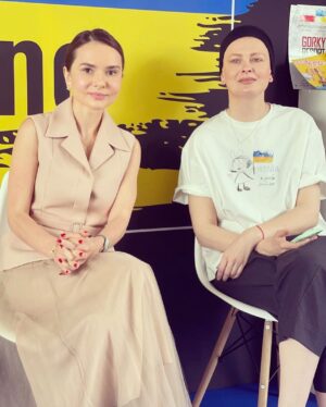 Olena Lavreniuk Instagram - В Українському павільйоні у Каннах відбулась панельна дискусія на тему ролі жінок в українській та світовій кіноіндустрії . Приїхавши на фестиваль у мене була підготовлена зовсім інша промова, але побачивши на власні очі як російська пропаганда у вигляді культури намагається просочитись та вести свою вбивчу пропаганду ні про що інше говорити не могла. Тому головний мій меседж « Підтримуйте жінок індустрії , які були професіоналами у своїй справі у себе вдома, але тимчасово зараз знаходяться за кордоном, поможіть конкретно з роботою, а не співчувайте , а також бойкотуйте і не впускайте у свій дім ,у своє серце , та на світові майданчики російську культуру , яка є частиною пропаганди» Слава Україні🇺🇦 Спікерами були Ірина Громозда( режисер), Лариса Гутаревич( продюсер), Сахраа Карим( афганський кінорежисер , сценарист)