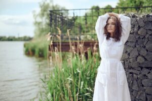 Olena Lavreniuk Instagram - Тепер ми українці як ніколи відчуваємо свою ідентифікацію. Мова, культура і наші традиції це те ,що ми маємо зберегти і передавати нашим дітям. Вишиванка вже давно стала популярною у всьому світі і у мене їх дуже багато. Від старовинних, які ще носили моі прабабусі до сучасних від наших українських дизайнерів. На фото вишиванка від @vitakin_originals