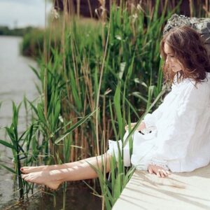 Olena Lavreniuk Instagram - Тепер ми українці як ніколи відчуваємо свою ідентифікацію. Мова, культура і наші традиції це те ,що ми маємо зберегти і передавати нашим дітям. Вишиванка вже давно стала популярною у всьому світі і у мене їх дуже багато. Від старовинних, які ще носили моі прабабусі до сучасних від наших українських дизайнерів. На фото вишиванка від @vitakin_originals
