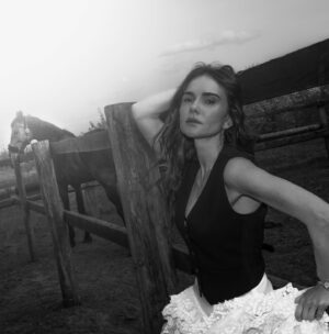 Olena Lavreniuk Instagram - Натхненна серіалом Ріплі , що вийшов нещодавно на Нетфлікс. Любила ч/б завжди.  Колір відволікає , підсилює, а в моно історіі можна вловити невловиме. Дивились серіал? Сподобався? Чи маєте свою думку, пишіть🤗мені цікаво🤓. Фото by @syushkov❤️ Я by @viktoriya_shostak спідниця український бренд @_labelone_ by 🤍