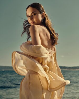 Olena Lavreniuk Instagram - Кожен з нас опинився зараз у різних життєвих обставинах. Усіх нас розкидало кого куди,....але майже з усіма з ким би я не спілкувалась  хочуть повернутись додому і мабуть єдине, що стримує це діти. Я намагаюсь  постійно бути у динаміці і щось робити, робити робити.....але це така імітація «життя»....