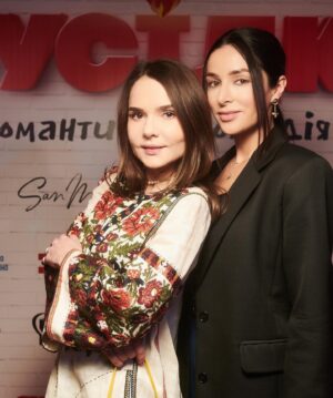 Olena Lavreniuk Instagram - З Днем Кіно усіх причетних🎬робити кіно справа не легка ,а випускати під час війни ще складніша. Але  прем’єри дають надію і надихають. Романтична комедія «Сусідка» на пару годин зможе відволікти вас від нашої буденності і нагадати про наші мирні часи. Досить символічно зустріти @zlata.ognevich , сподіваюсь всі зірки зійдуться і ми запишемо ще один саундтрек для нашої Кави з Кардамоном 2🤗⭐️