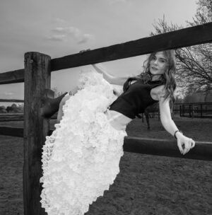 Olena Lavreniuk Instagram - Натхненна серіалом Ріплі , що вийшов нещодавно на Нетфлікс. Любила ч/б завжди.  Колір відволікає , підсилює, а в моно історіі можна вловити невловиме. Дивились серіал? Сподобався? Чи маєте свою думку, пишіть🤗мені цікаво🤓. Фото by @syushkov❤️ Я by @viktoriya_shostak спідниця український бренд @_labelone_ by 🤍