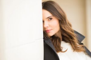 Olena Lavreniuk Instagram - За сюжетом нью-йоркський детектив отримує зашифроване послання та авіаквиток до Києва від професора, з ким не спілкувався довгий час. Згодом з’ясовується, що професор скоїв самогубство, а на його доньку полюють невідомі. Отже йому йому доведеться розплутати клубок суцільних таємниць.

Режисер стрічки – Станіслав Капралов. У картині знялися американський актор Омрі Роу3 («Ліга справедливості», 2021), Валерія Караман («Маяк», 2019), Анджей Зелінський (серіал «Ватага», «Піаніст», 2002) і Я 🤗 Зйомки відбувалися в Україні, Польщі та США.

У кіно з 20 грудня! Save the date😊