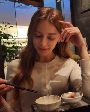 Olena Sydorchuk Instagram - 주말 점심시간에 다녀온 덴푸라오마카세 전문점 덴푸라감춘
튀김요리 오마카세는 처음!
인테리어도 너무 럭셔리하고, 음식 하나하나 설명해주시고 앞에서 만들어주시는데 정말 좋은 레스토랑에서 대접받는 느낌을 받았어요
제일 기억에 나는 음식은 게우소스를 듬뿍 찍어먹는 전복튀김과, 우니가 가득한 김튀김이 제일 기억에 남고, 나머지 음식들도 다 맛있었어요!
다만 제가 양이 많지않다보니 나오는 음식들을 끝까지 다 먹을수가 없어서 마지막에 나온 음식들은 맛만본게 아쉬워요 ㅠ 같이 간 친구는 양이 많은친구인데 그친구도 정말 배부르게 먹고 나왔대요
처음엔 뭔가 하나씩 주시니까 양이 모자라진 않을까 걱정했는데 아마 양이 많은 남자가 가도 양이 모자랄 일은 없을것같아요

분위기도 좋고 맛도 좋고 양도 많아서 가격이 엄청 비쌀줄알았는데, 생각보다 가격도 저렴해서 나중에 가격 보고 또 놀랐었어요
예약했다고 무료로 주신 콜라와 하이볼도 잘 마셨습니다 :)

특별한 데이트코스로 추천할게요
#튀김오마카세 #덴푸라오마카세 #오마카세 #튀김맛집 #예약하고가야하이볼줍니다